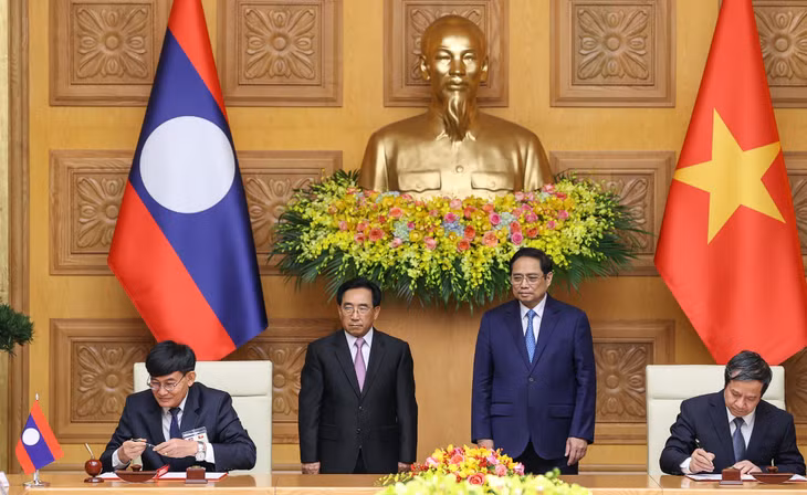 Hai Thủ tướng chứng kiến các bộ, ngành hai nước ký kết và trao đổi văn kiện hợp tác trong lĩnh vực giáo dục. Ảnh: VGP/Nhật Bắc