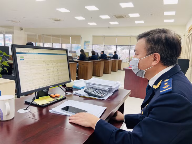 Cán bộ Chi cục Hải quan Cửa khẩu Cảng Hòn Gai rà soát các phiếu đánh giá cán bộ, công chức của đơn vị qua hệ thống phần mềm.