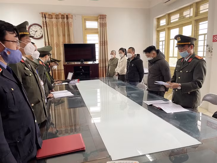 Đọc lệnh khởi tố và tạm giam các đối tượng. Ảnh: congan.laocai.gov.vn