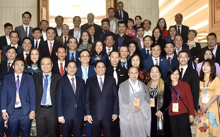 Thủ tướng Phạm Minh Chính cùng các đại biểu tham dự cuộc gặp mặt. (Ảnh: Trần Hải)