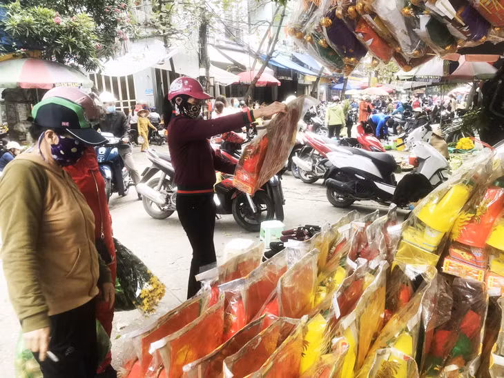 Người dân tuân thủ nghiêm việc đeo khẩu trang phòng dịch khi đi chợ.