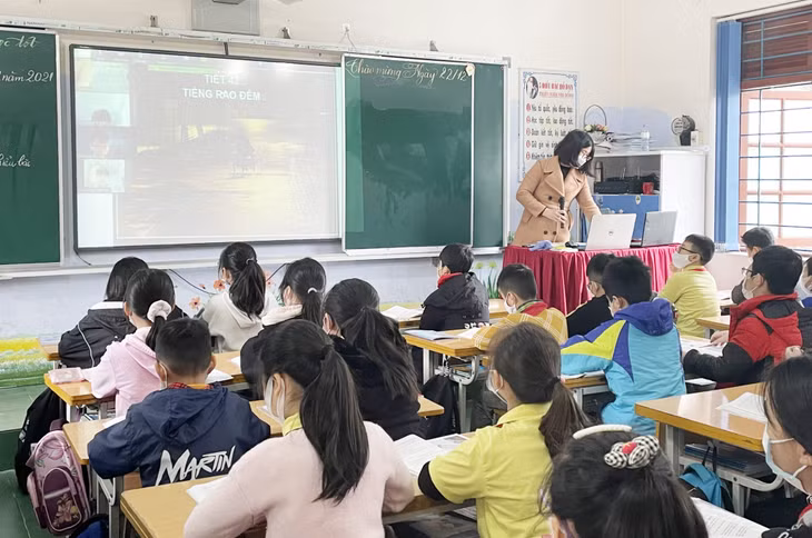 Phòng học thông minh với bảng tương tác, ứng dụng các phần mềm trong giảng dạy và giáo án điện tử tại Trường Tiểu học Yên Thanh (TP Uông Bí).