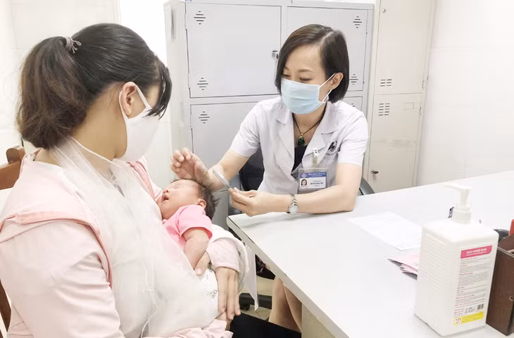 Bác sĩ Bệnh viện Da liễu Hà Nội kiểm tra da cho một bệnh nhi.