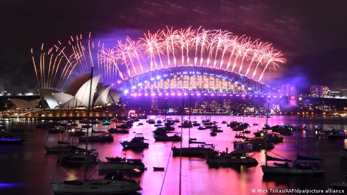 Không giống như năm ngoái, thành phố Sydney (Australia) đã lên kế hoạch tổ chức một màn bắn pháo hoa công cộng gần Nhà hát Opera Sydney và Cầu Harbour nổi tiếng. Người dân có thể được chiêm ngưỡng màn bắn pháo hoa từ 30 điểm thuận lợi. Tuy nhiên, giới chức đã yêu cầu mọi người tiêm đủ 2 mũi vaccine, đeo khẩu trang khi tới các địa điểm diễn ra sự kiện chào năm mới.Trong ảnh: Màn bắn pháo hoa đón năm mới năm 2021.