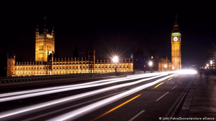 Các lễ đón giao thừa truyền thống ở Quảng trường Trafalgar của London và màn bắn pháo hoa ven sông đã bị hủy bỏ trong năm thứ 2 liên tiếp. Giới chức đã áp đặt các hạn chế mới sau khi ghi nhận số ca nhiễm biến thể mới tăng vọt vào giữa tháng 12. Tuy nhiên, đồng hồ Big Ben sẽ đổ chuông đón giao thừa 2022 sau 4 năm ngừng hoạt động