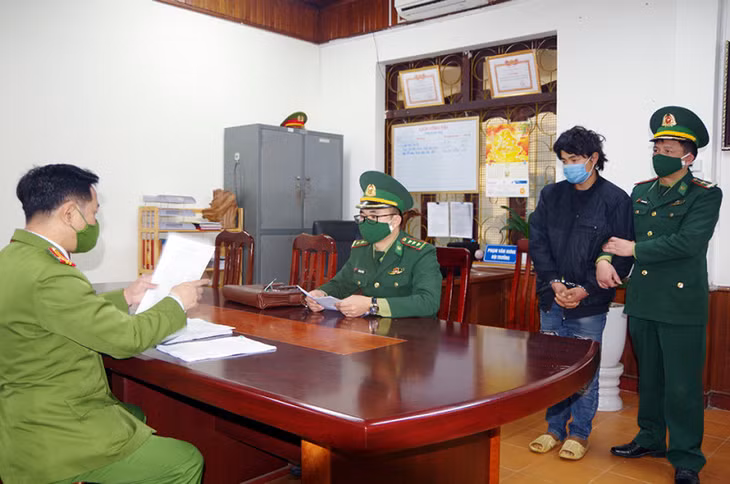 Bàn giao đối tượng Mua Mí Tủa tại cơ quan Công an.