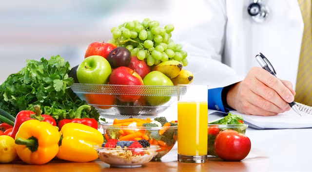 Người bệnh viêm khớp nên tham khảo ý kiến của bác sĩ để có chế độ dinh dưỡng phù hợp.