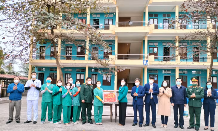 ...Và điểm thu dung, điều trị Covid-19 tại Trường Cao đẳng Công nghiệp và Xây dựng, TP Uông Bí.