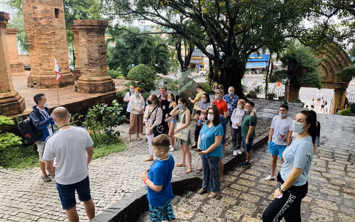 Đoàn du khách Nga tại Nha Trang theo Chương trình thí điểm đón khách du lịch quốc tế. (Ảnh: Báo Khánh Hòa)