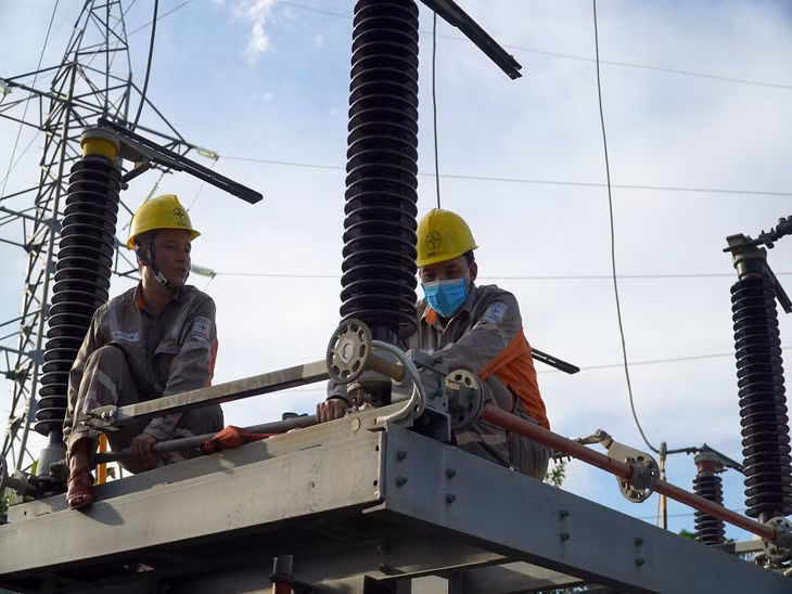 Công nhân Đội Quản lý vận hành lưới điện cao thế Quảng Ninh tiến hành bảo dưỡng thiết bị trạm biến áp 110 kV Hà Tu.