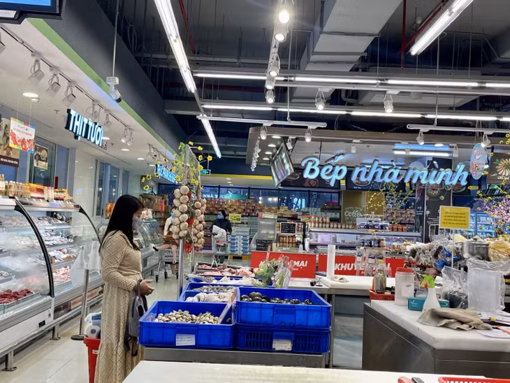 Tại các siêu thị, mặt hàng hải sản tươi sống đầy ắp hàng.