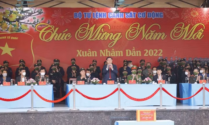 Chủ tịch Quốc hội nhiệt liệt biểu dương và chúc mừng những thành tựu và chiến công to lớn, xuất sắc mà lực lượng Cảnh sát Cơ động đã đạt được trong thời gian qua.