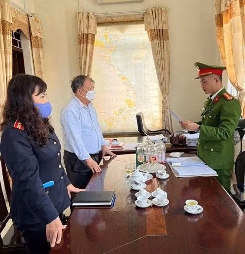 Cơ quan công an thực hiện lệnh khởi tố, cấm đi khỏi nơi cư trú đối với ông Hà Duyên Lục