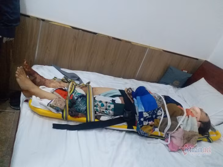Cô gái bị chấn thương cột sống được giải cứu khỏi thang máy và chuyển đi bệnh viện cấp cứu