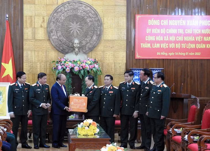 Chủ tịch nước Nguyễn Xuân Phúc tặng quà Tết cho cán bộ, chiến sĩ lực lượng vũ trang Quân khu 5.