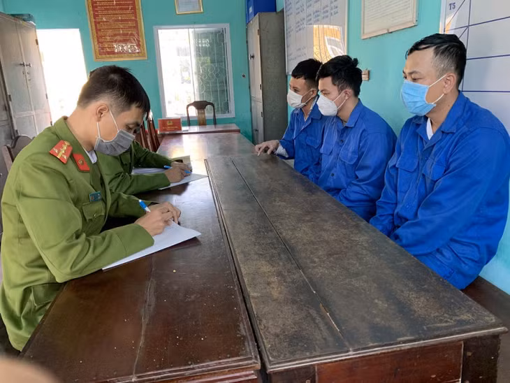 Công an đang đấu tranh, lấy lời khai các đối tượng.