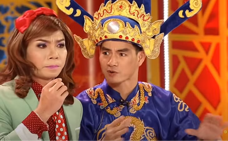 Bắc Đẩu “táo bạo” diện áo vest xanh lạ mắt và phần cà vạt chấm bi màu mè vào mùa Táo 2014. Ảnh: VFC.