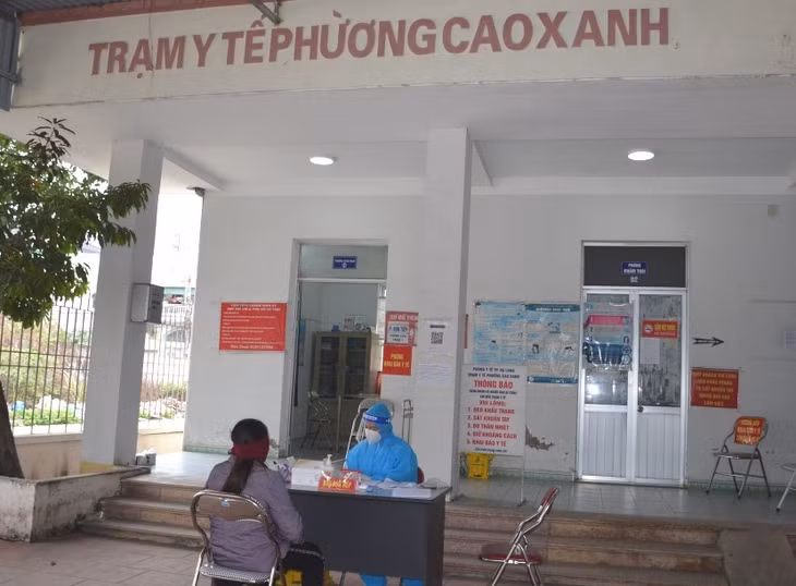 Người dân từ các tỉnh thành trở về Quảng Ninh đến khai báo y tế và được test nhanh Covid-19.
