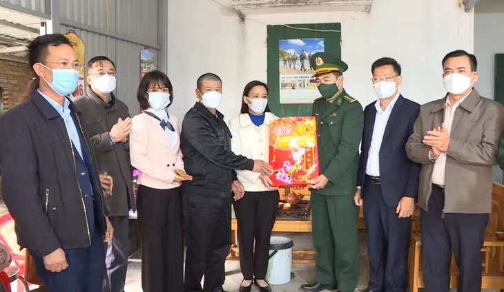 Đoàn công tác của Bộ Chỉ huy BĐBP tỉnh, Ủy ban MTTQ tỉnh, Hội LHPN tỉnh, Chi nhánh Vietinbank Quảng Ninh, huyện Cô Tô phối hợp tặng quà Tết cho người dân đảo Trần.