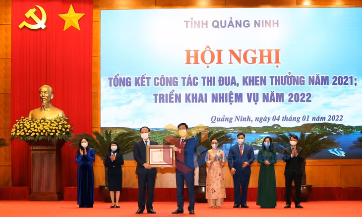 Thừa ủy quyền của Thủ tướng Chính phủ, đồng chí Nguyễn Tường Văn, Phó Bí thư Tỉnh ủy, Chủ tịch UBND tỉnh, Chủ tịch Hội đồng Thi đua - Khen thưởng tỉnh, trao tặng Bằng khen của Thủ tướng Chính phủ cho các cá nhân có thành tích xuất sắc trong năm 2021 (1-2022). Ảnh: Trúc Linh