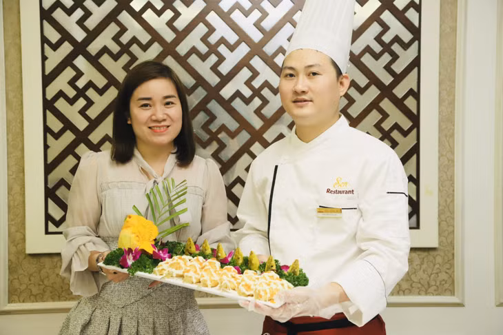 Đầu bếp Nguyễn Văn An, nhà hàng Sen, giới thiệu món cá đục kim hương thành phẩm.
