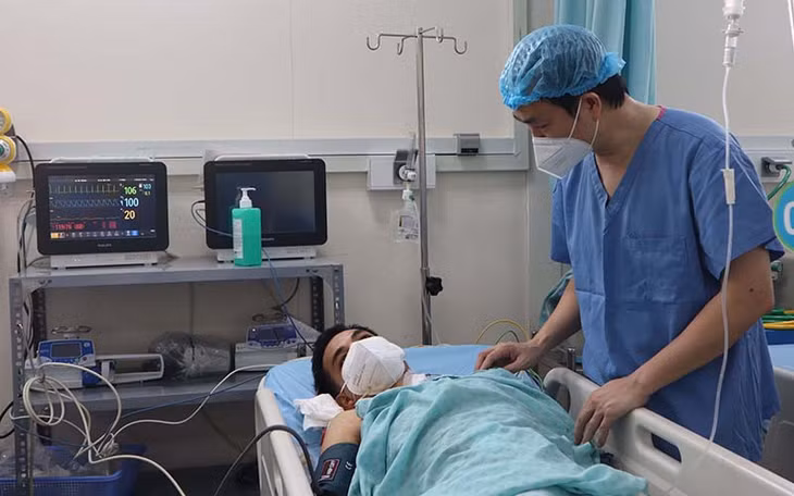 Bác sĩ thăm hỏi người bệnh sau phẫu thuật. (Ảnh: Bệnh viện cung cấp)