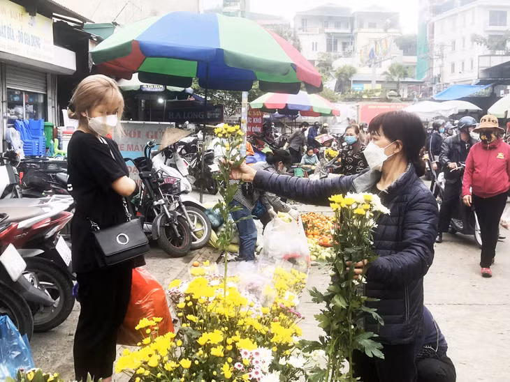 Ngoài hàng mã, các mặt hàng hoa quả, thịt cá, rau củ cũng được người dân đặc biệt quan tâm.