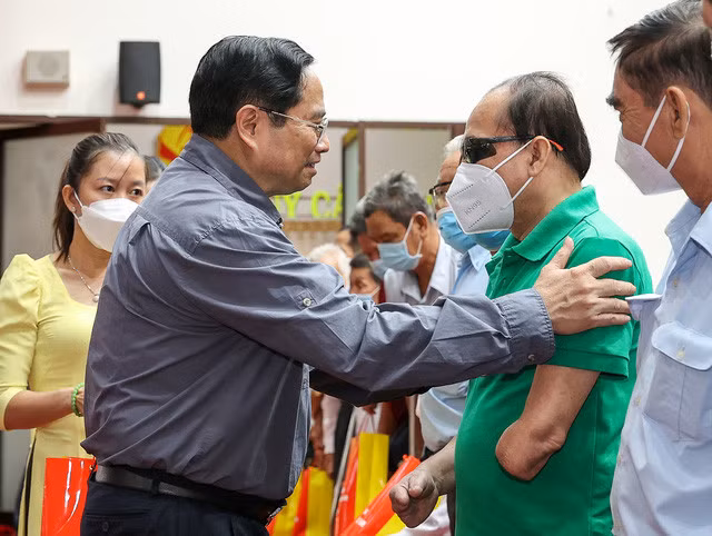 Thủ tướng Phạm Minh Chính tặng quà, thăm hỏi các gia đình chính sách. Ảnh: VGP/Nhật Bắc