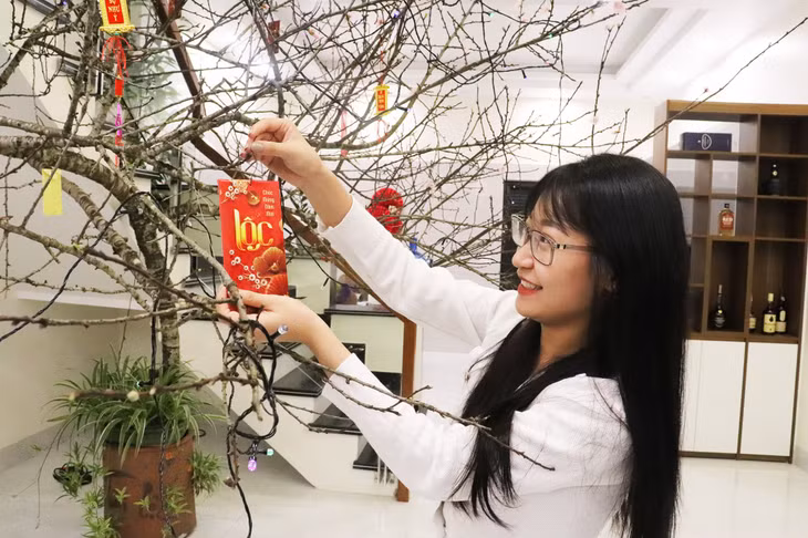 Để đem về trang trí tại gia đình, mong cho một năm mới sung túc, đầy đủ và nhiều sức khỏe, tài lộc.