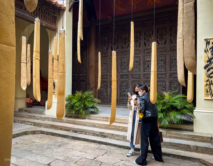 Hội quán Quảng Đông từng là nơi sinh hoạt tín ngưỡng và cộng đồng cho người gốc Hoa. Kiến trúc cổ này được tôn tạo từ cuối năm 2018, hoàn thiện vào cuối năm 2021 và trở thành một trung tâm triển lãm nghệ thuật. Tên gọi chính thức hiện tại là Trung tâm văn hóa nghệ thuật 22 Hàng Buồm.