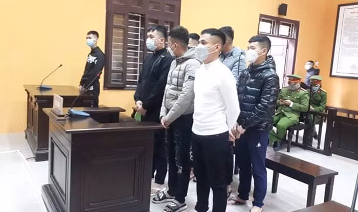 Các đối tượng bị đưa ra xét xử tại phiên tòa.