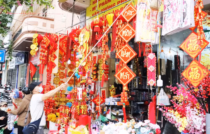 Những ngày này, dọc các tuyến phố, con đường trên địa bàn TP Hạ Long ngập tràn sắc đỏ của những đồ trang trí trong gia đình ngày Tết.