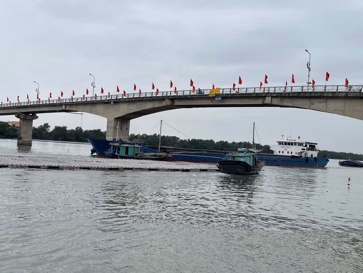 Các lồng bè nuôi trồng thủy sản kéo qua lại khu vực sông Chanh gây mất an toàn giao thông đường thủy.