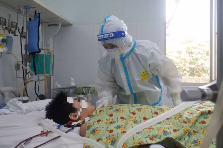 Một bé trai mắc COVID-19 nặng tại Khoa COVID-19, Bệnh viện Nhi đồng 2 TP.HCM. (Ảnh: Vietnamnet)