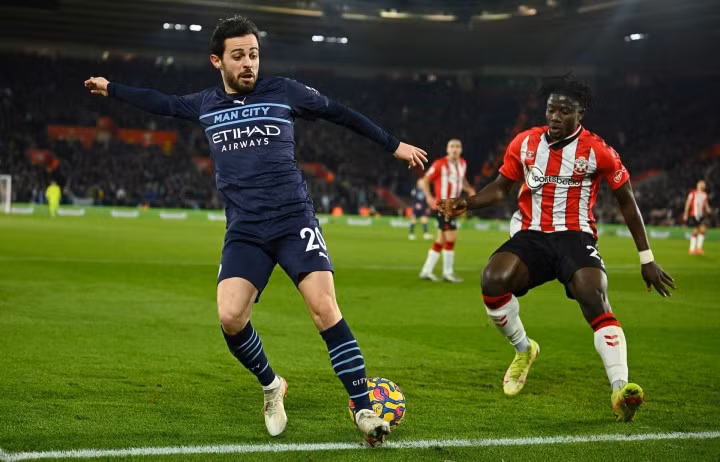 Southampton (áo đỏ - trắng) cầm hòa Man City ở trận lượt đi.