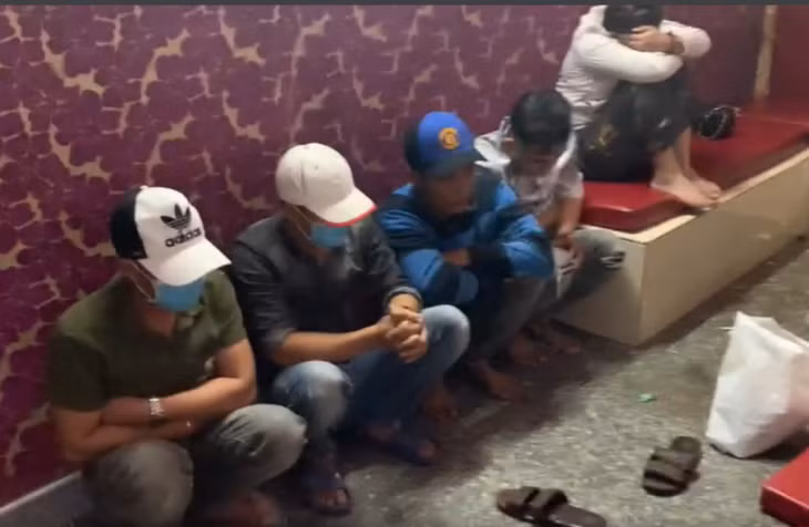 Hai nhóm nam nữ thanh niên tụ tập bày "tiệc ma túy" trong phòng karaoke bị bắt quả tang.
