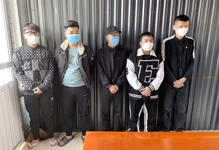 5 đối tượng: (từ trái qua phải) Kiên, Tài, Minh, Minh và Thành.