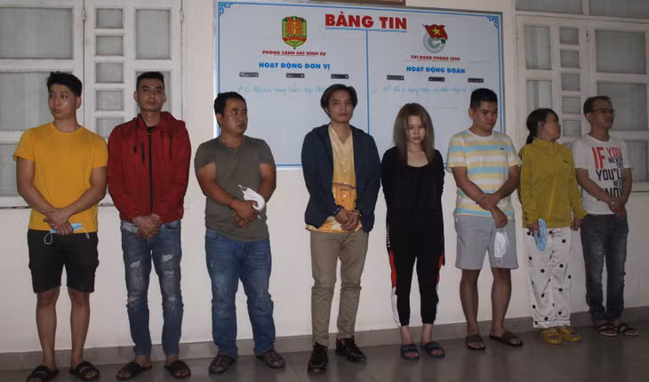 8 đối tượng trong đường dây môi giới mại dâm bị Công an bắt giữ.