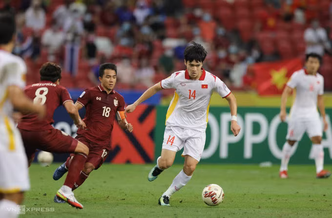 Hoàng Đức chơi tốt khi đối đầu Chanathip ở bán kết AFF Cup 2020. Ảnh: Leo Shengwei