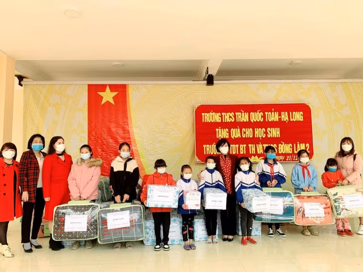 Trường THCS Trần Quốc Toản, TP Hạ Long tặng quà cho học sinh Trường PTDTBT TH-THCS Đồng Lâm 2 (xã Đồng Lâm, TP Hạ Long).