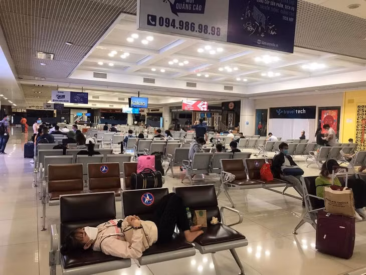 Hành khách nằm chờ ở Nội Bài lúc 22h30. Ảnh: L.A.
