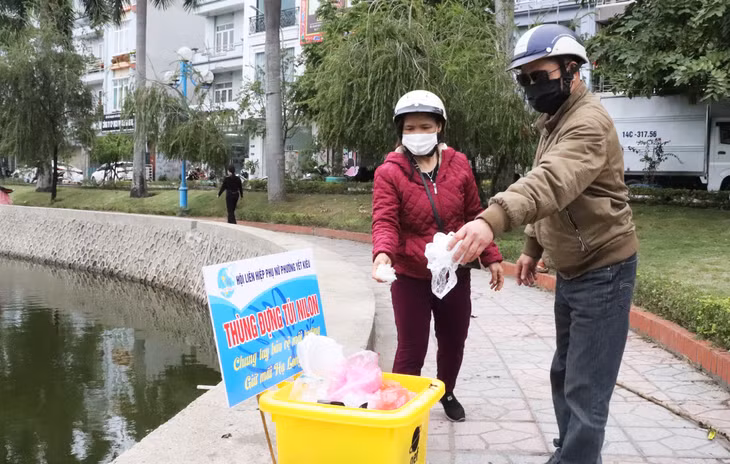 Xung quanh hồ được bố trí các thùng rác để người dân vứt túi bóng sau khi thả cả góp phần bảo đảm vệ sinh môi trường.