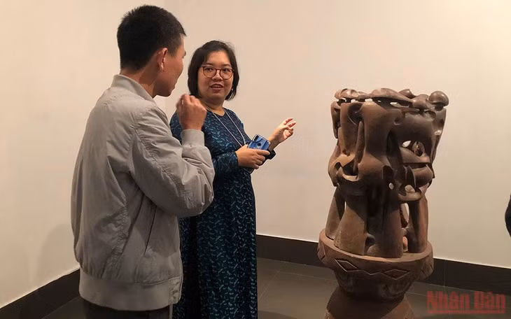 Cán bộ Bảo tàng Mỹ thuật Việt Nam đang hướng dẫn cho người tham quan về những hiện vật của Bảo tàng thời điểm trước khi dịch bệnh xảy ra.