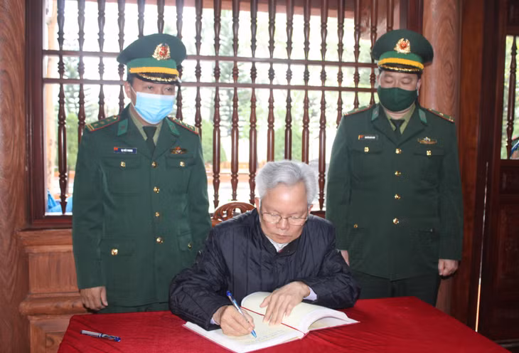 GS.TS Tạ Ngọc Tấn, Phó Chủ tịch thường trực Hội đồng lý luận trung ương ghi lưu niệm tại Đài tưởng niệm các anh hùng liệt sĩ Pò Hèn (Hải Sơn, Móng Cái).