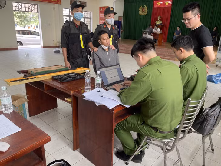 Cơ quan Công an lấy lời khai đối tượng Hoàng Trọng Đạt.