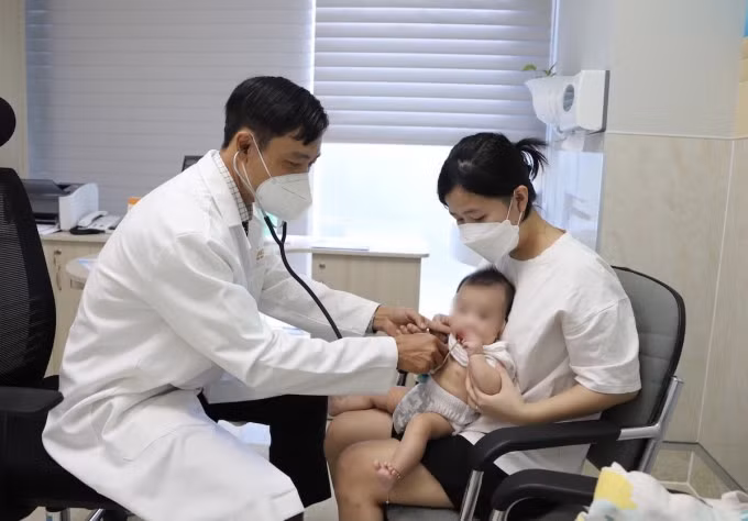 Thạc sĩ, bác sĩ Nguyễn Hữu Lĩnh thăm khám cho bệnh nhi. Ảnh: Bác sĩ cung cấp