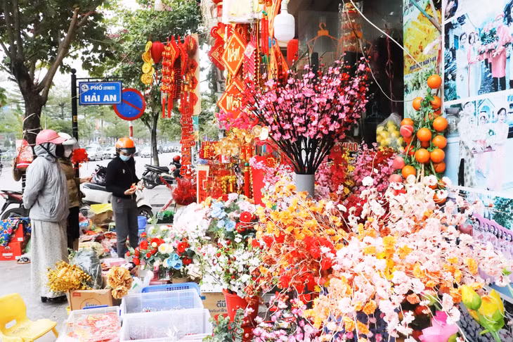 Tại khu vực đường Nguyễn Văn Cừ, rất đông người dân đã tới các điểm bán đồ trang trí lựa chọn cho mình những đồ dùng cần thiết để trang trí trong nhà.