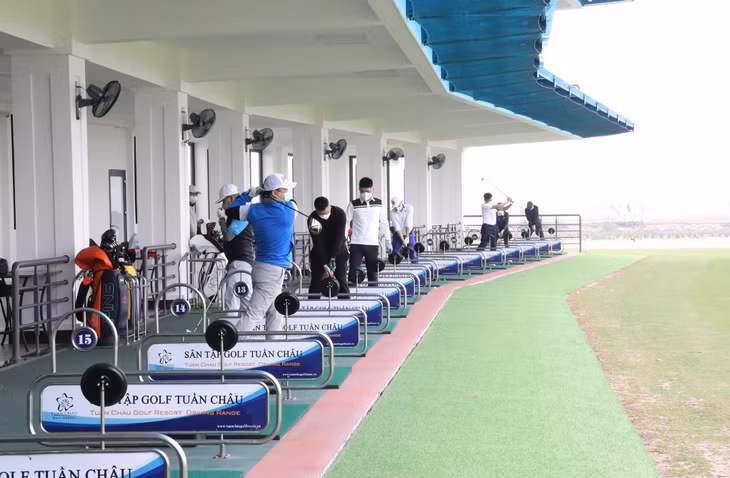 Du khách trải nghiệm hoạt động đánh Golf tại sân Golf Tuần Châu trên cơ sở đảm bảo nghiêm các biện pháp phòng dịch.