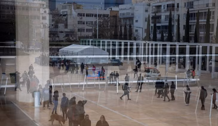 Dòng người xếp hàng để đợi đến lượt làm xét nghiệm COVID-19 ở Tel Aviv, Israel ngày 4/1. Ảnh: AP
