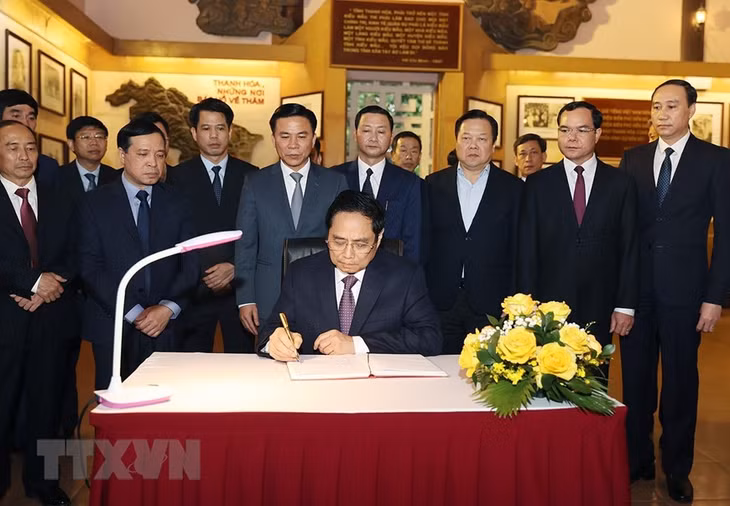 Thủ tướng Phạm Minh Chính viết cảm tưởng tại Khu Tưởng niệm Chủ tịch Hồ Chí Minh tại thành phố Thanh Hóa. (Ảnh: Dương Giang/TTXVN)